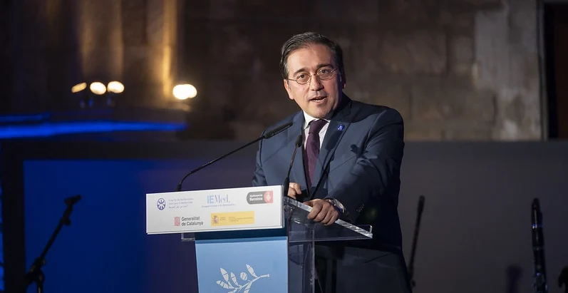 Photography of Spanish Minister Albares delivering a speech in Barcelona
